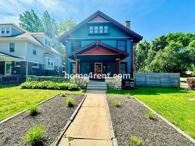 Building Photo - Beautiful, KCMO Home with Historic Charm, Updated Kitchen, Wood Floors and a Fenced Yard!
