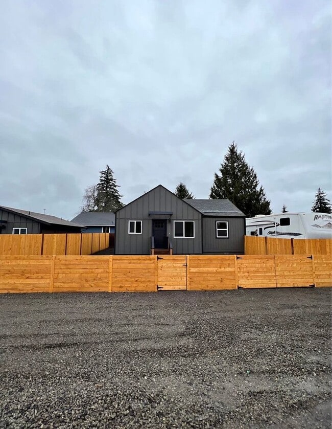 Building Photo - Modern 3-Bed Home Near JBLM with Vaulted C...