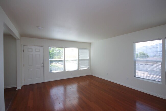 Foto del edificio - 3148 Abella St