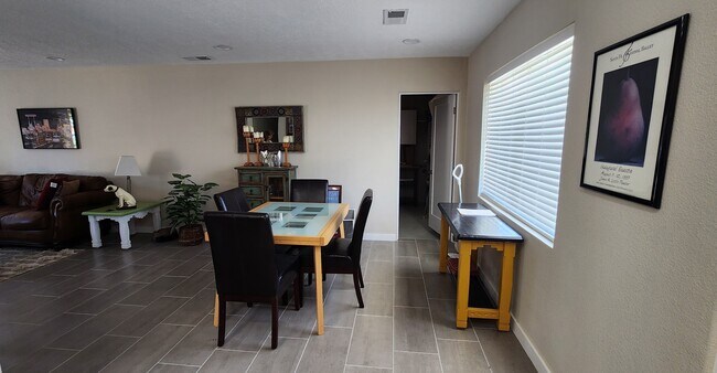 Foto del edificio - 7714 Pennsylvania Pl NE