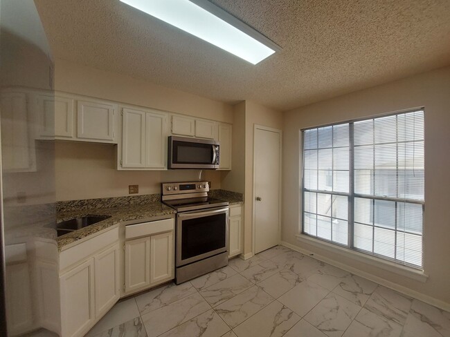 Building Photo - Thousand Oaks 3 Bedroom Condo with YMCA ne...