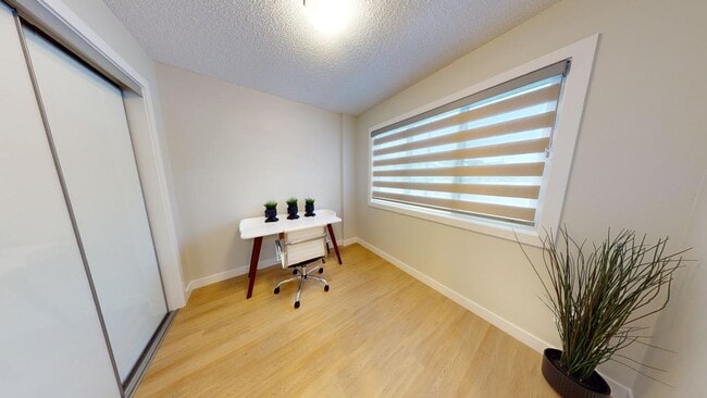 Photo du bâtiment - 2035-2035 Chalmers Way SW