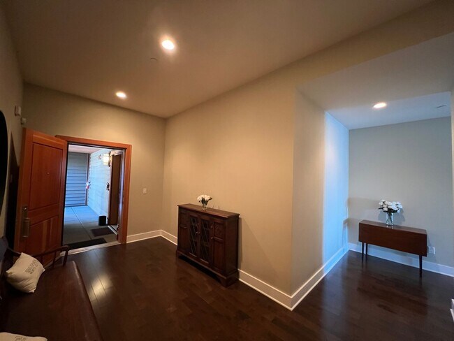 Building Photo - 2 Bed 2.5 Bath Waterfront Penthouse Condom...