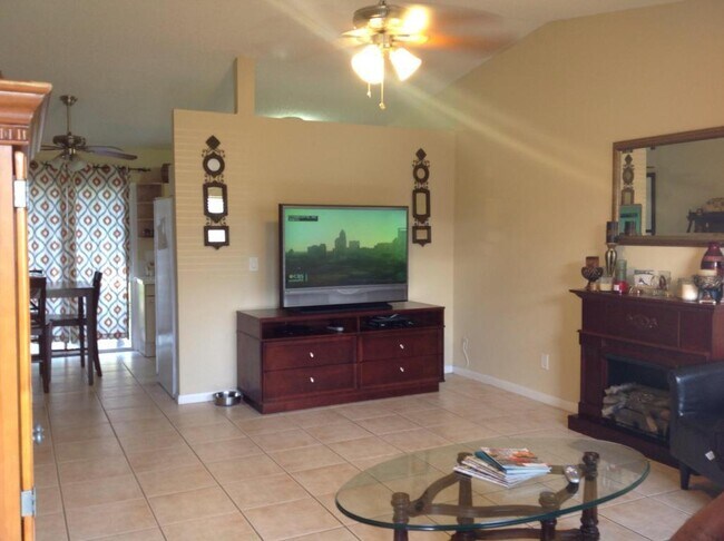 Foto del edificio - Beautiful 2/1 with fenced backyard