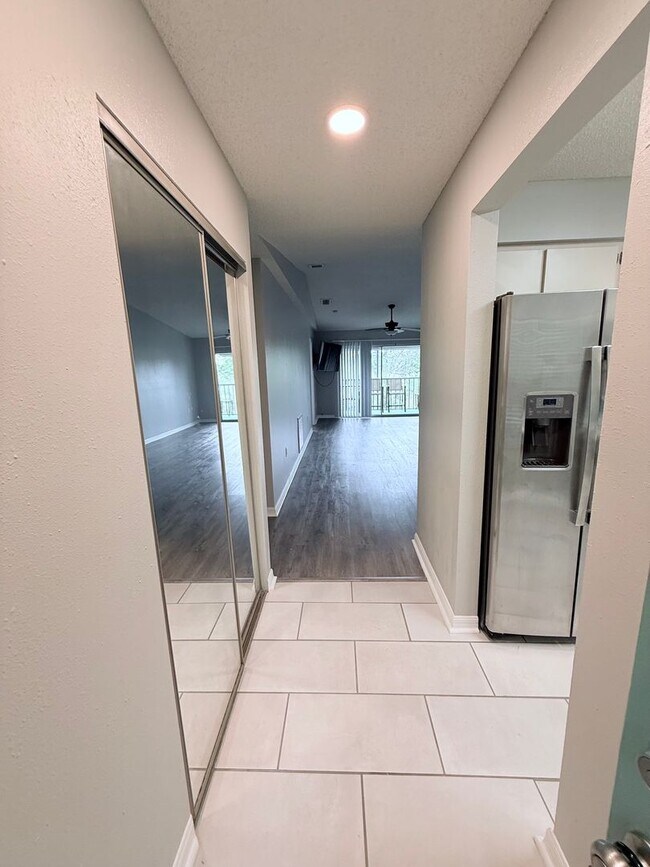 Building Photo - Beautifully Updated 2-Bedroom Condo in Prime Gulf Gate Location