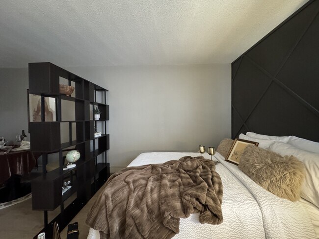 Foto del edificio - 6175 W Grand Ave