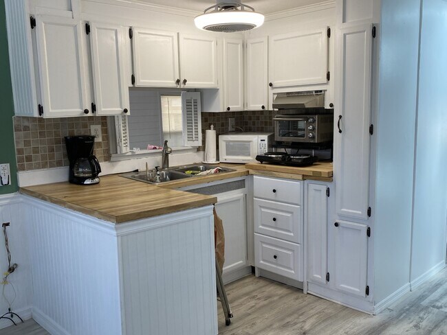 Building Photo - 1475 Flamingo Dr