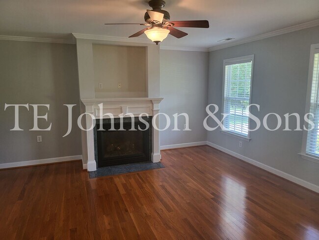 Foto del edificio - Charming 3BR Home with Bonus Room, Screened Deck & Two-Car Garage