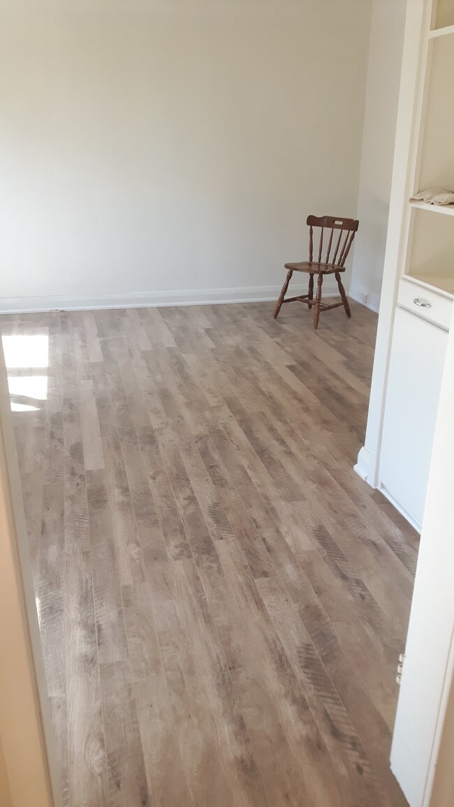 Building Photo - BRIGHT AND SPACIOUS 1-BEDROOM APARTMENT FO...