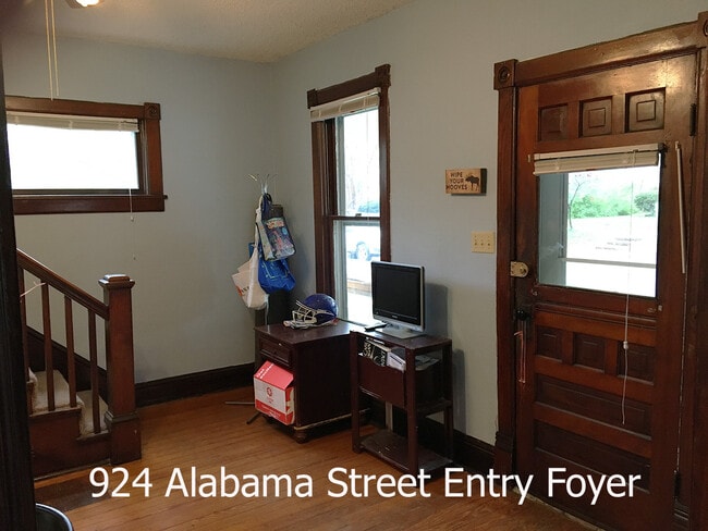 Foyer Entryway - 924 Alabama St
