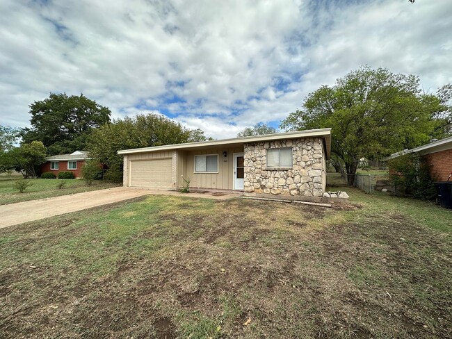 Building Photo - COMING SOON--3 Bedroom 2 Bath Home in Benb...