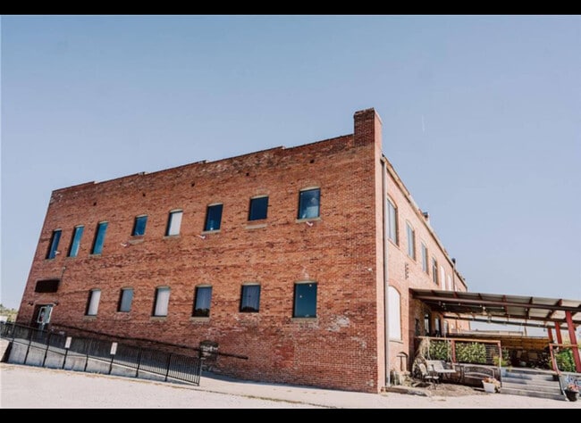 Building Photo - 415 W Madison Ave