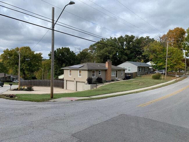 Building Photo - 624 NE 39th Terrace