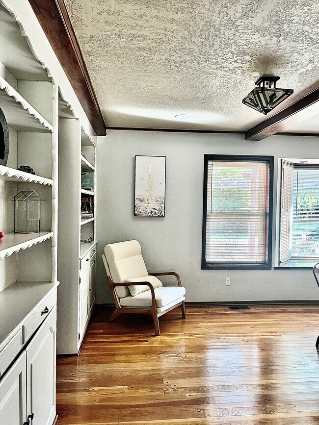 Foto del edificio - 1015 W Graham Ave