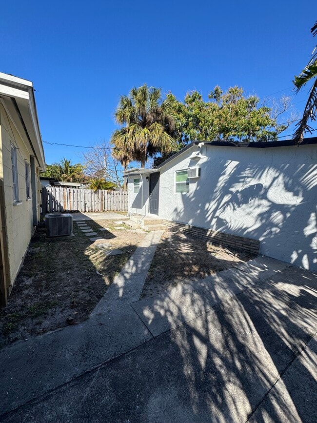 Building Photo - 429 45th St