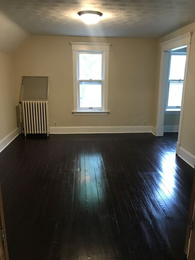 Building Photo - 891 Rose Ave E