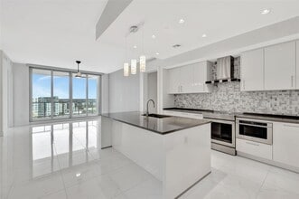 Building Photo - 11 S Pineapple Ave