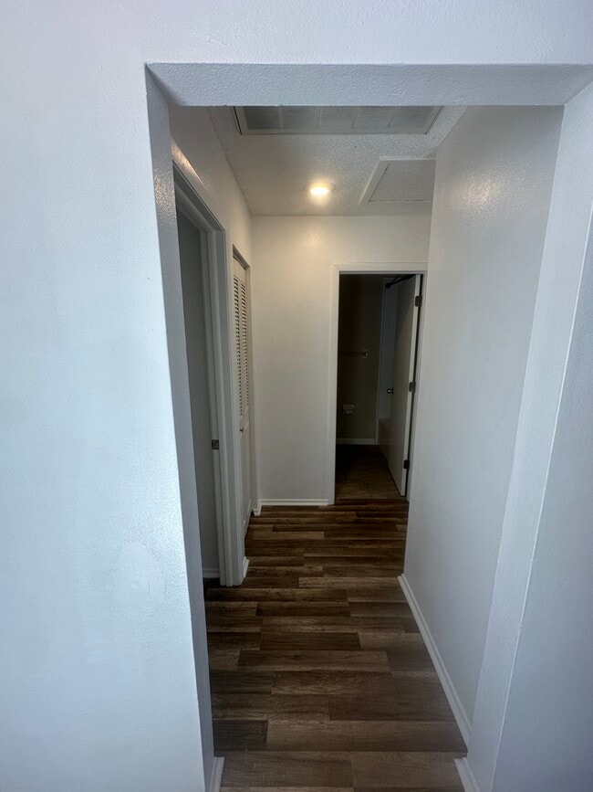 Building Photo - 7355 Parkside Villas Dr N