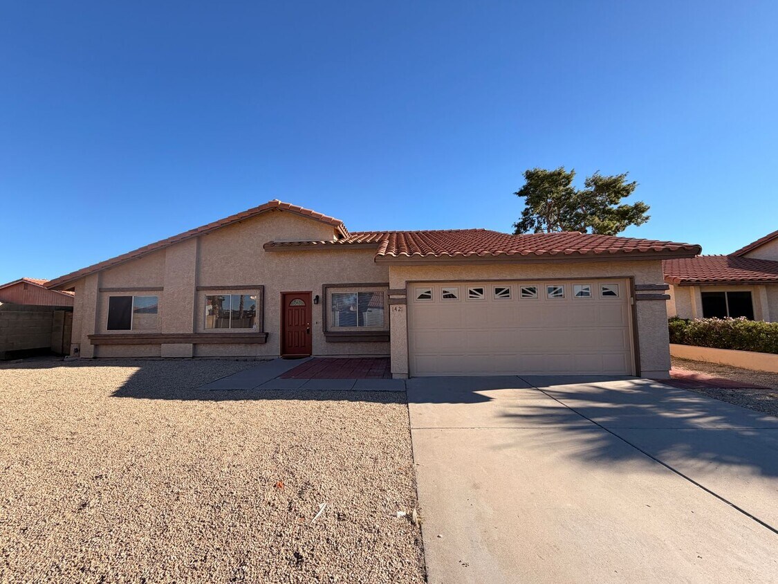 Foto principal - ? Spacious 3-Bedroom 2-Bathroom Chandler Home with Vaulted Ceilings and Large Yard