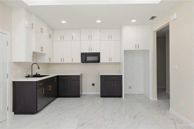 Building Photo - 11 Skyview St