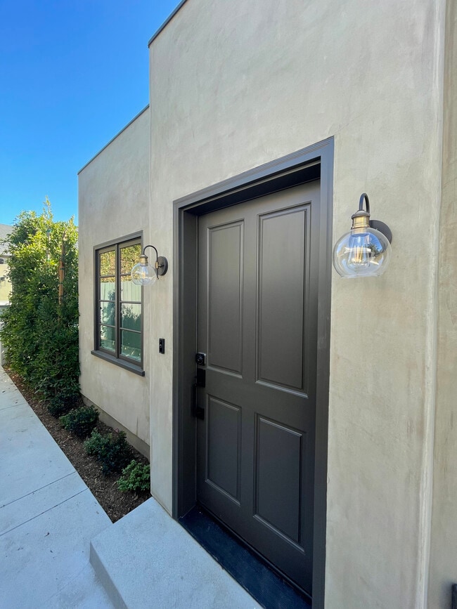 Landscaped Entry - 163 S Poinsettia Pl
