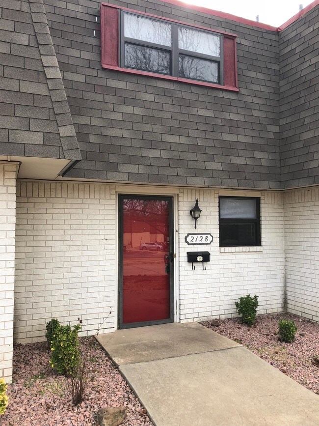 Foto del edificio - 2128 Melrose Ct