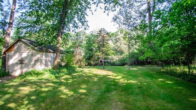 trasero - 1301 Jones Dr