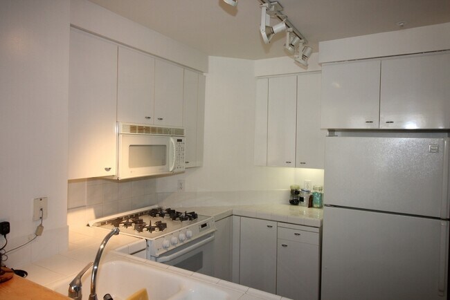 Foto del edificio - Spacious two bedroom, two bath corner unit condominium in North Beach