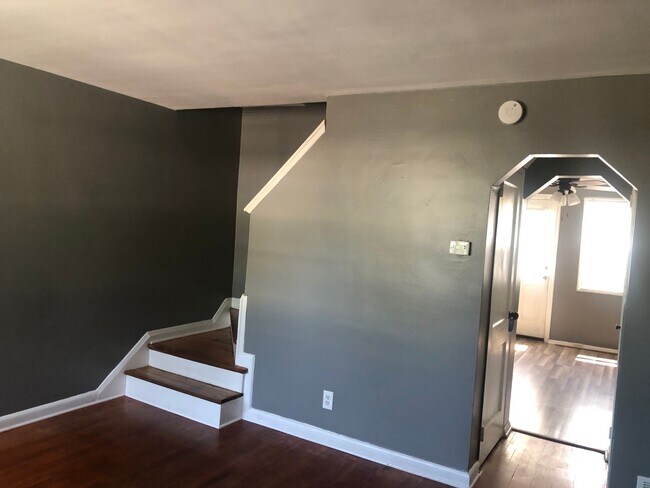 Building Photo - 2 bedroom 1 bath in Baltimore City