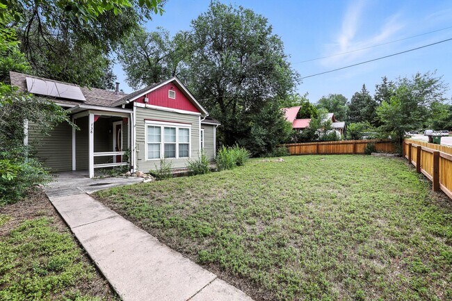 Building Photo - Beautifully Renovated Home with Modern Com...