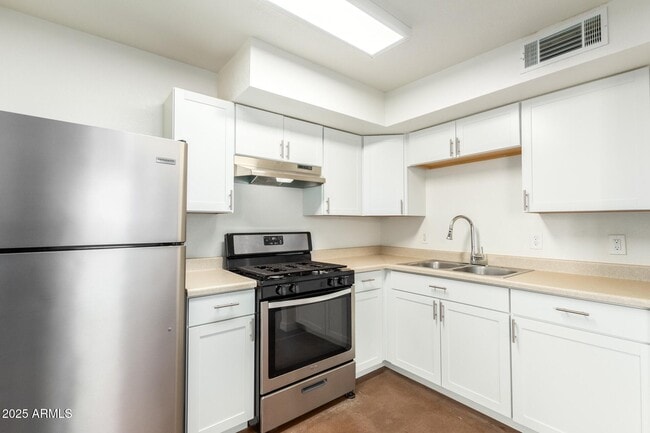 Building Photo - 616 S Bellview