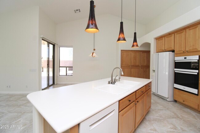 Building Photo - 902 E Desert Flower Ln