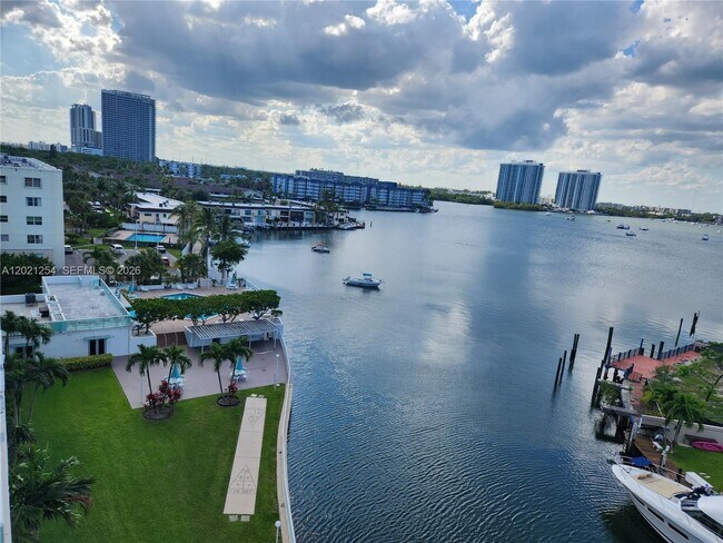 Foto del edificio - 2841 NE 163rd St
