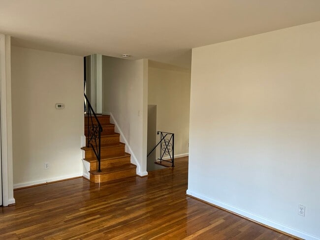Foto del edificio - Lovely Split Level Close to Walter Reed, N...