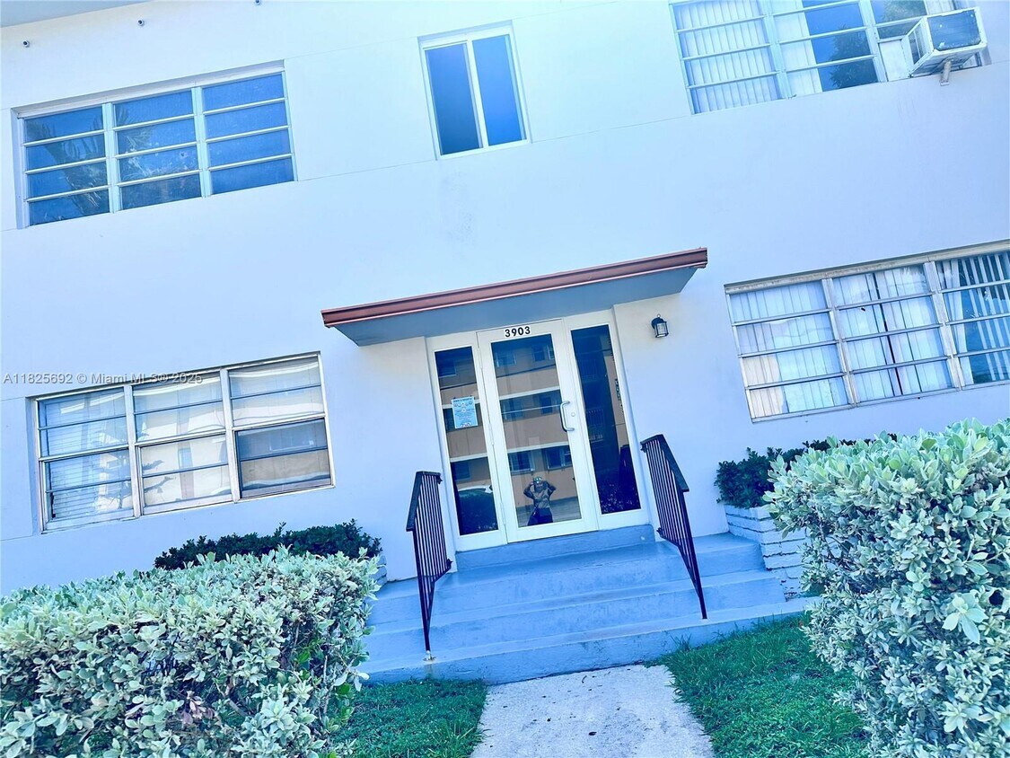 Foto principal - 3903 W Flagler St