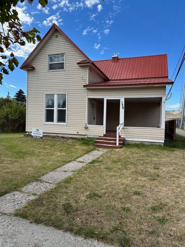 Primary Photo - 4 Bedroom 2 Bath in Townsend!