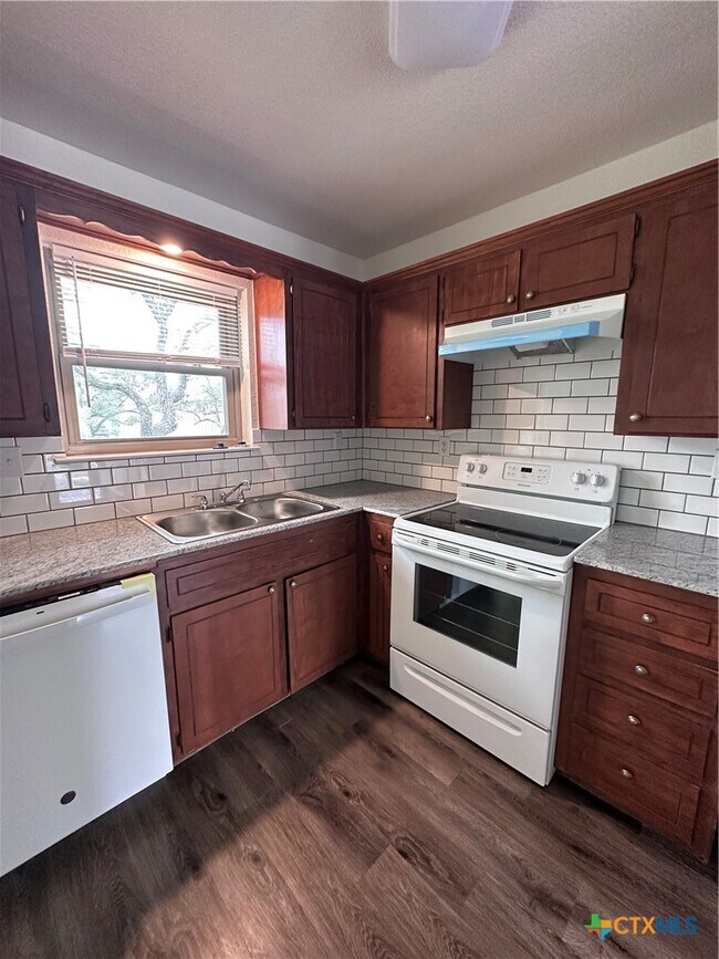 Foto del edificio - 1417 Janet Ln