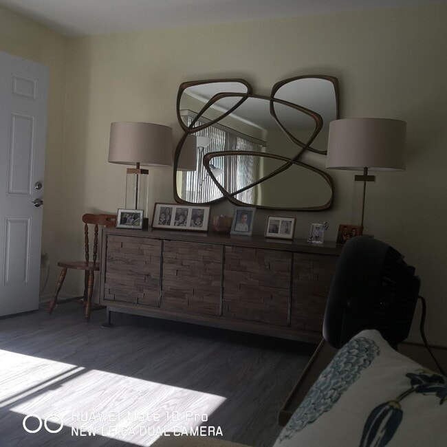 Foto del edificio - 524 Laurel Lake Rd