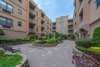 Building Photo - 8915 Bergenwood Ave