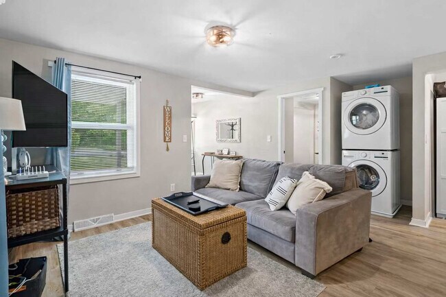 Foto del edificio - 7525 Lake Rd E