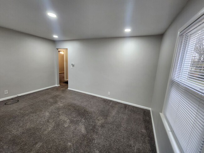 Building Photo - Freshly painted 2 bedroom 1 bath with a detached garage!