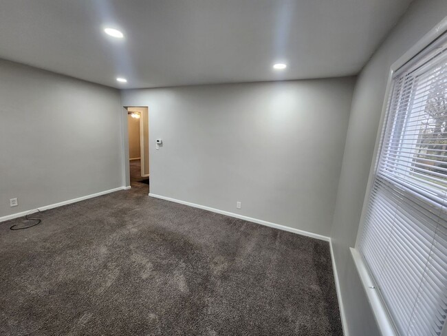 Foto del edificio - Freshly painted 2 bedroom 1 bath with a detached garage!