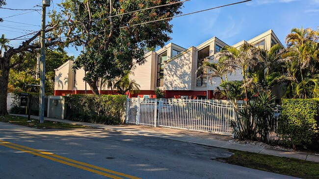 Foto del edificio - Spacious & Stylish Coconut Grove Townhouse!