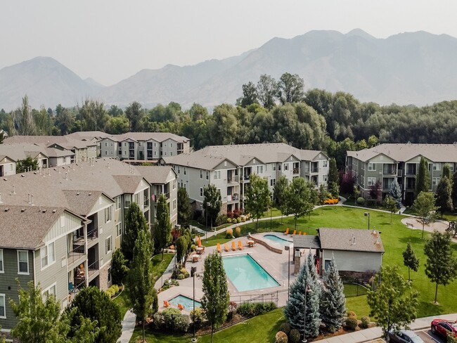 Vista aérea de las cataratas en Riverwoods - Falls at Riverwoods Apartments and Townhomes