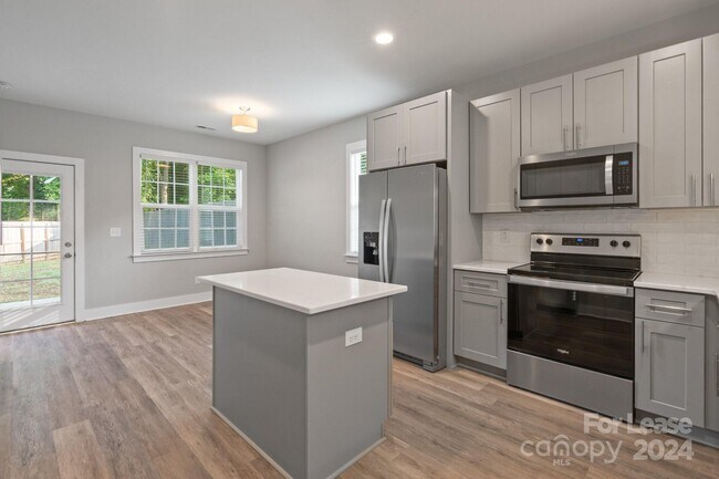 Foto del edificio - 6231 Rockwell Blvd