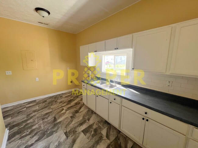 Building Photo - 3 bedrooms 1 bathrooms house for rent