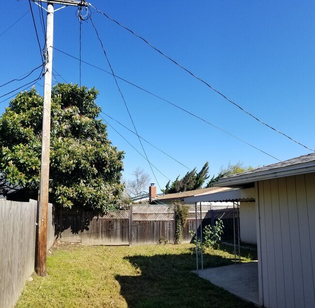 Building Photo - 4 bed 2 bath spacious home with 2 car garage in SLO!