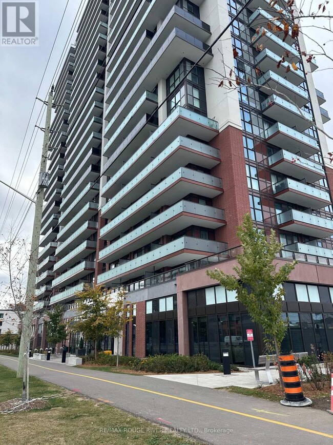 Photo du bâtiment - 2550-2550 Simcoe St N