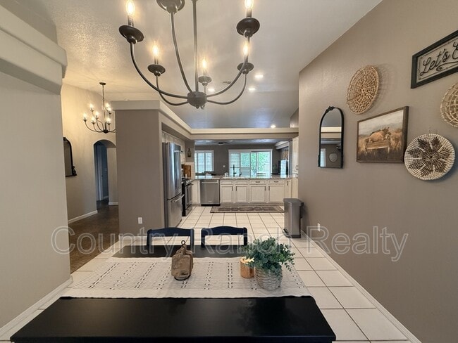 Foto del edificio - 2134 Desert Palms Dr