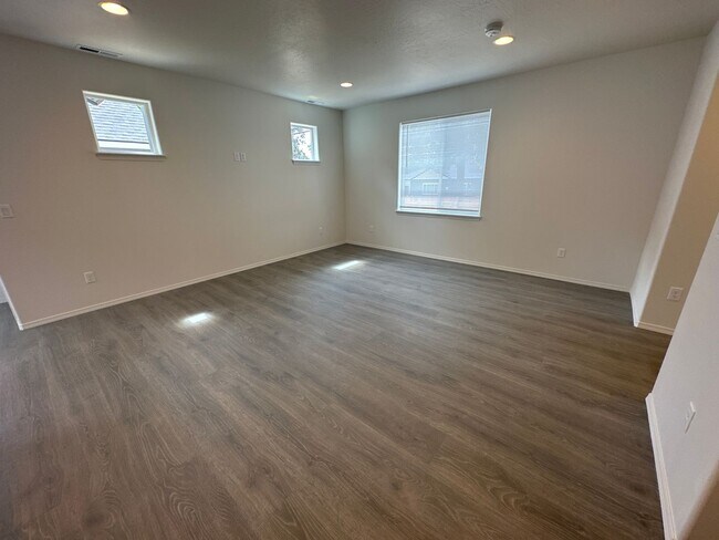 Building Photo - MIDTOWN Almost New House, 3 Bdrms, 2.5 Bat...